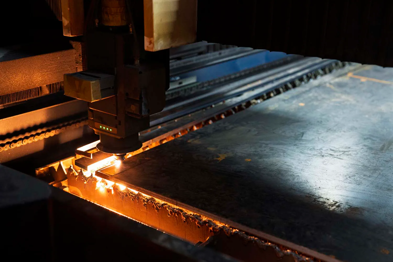 Fiber lazer ile hassas metal kesim detayı